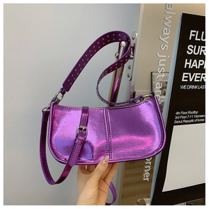 Détail du sac violet métallisé Y2K avec rivets argentés sur la bandoulière et boucle décorative