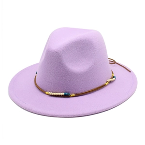 Dettaglio cappello in feltro lavanda con cinturino in pelle intrecciata e perline