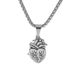 Collana con ciondolo a cuore anatomico in argento lucido per coppia su sfondo bianco