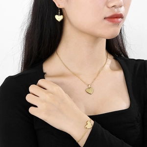 Parure bijoux coeur dorée avec collier boucles et bracelet portée par mannequin