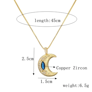 Détail du collier croissant de lune doré avec pierre marquise bleue et zircons brillants