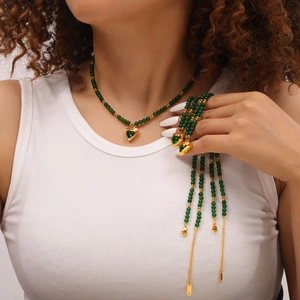 Ensemble collier en perles avec pendentifs cœur et zircon vert émeraude en acier titane
