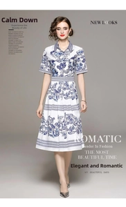 Détail du col chemise et de l'imprimé bleu sur robe blanche cintrée à manches courtes