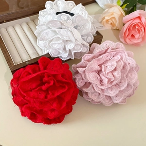 Trois pinces à cheveux élégantes avec roses en dentelle rouge, rose et blanc style vacances
