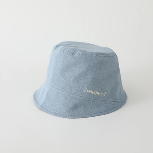 Détail d'un chapeau bob en jean bleu clair avec broderie blanche behappy