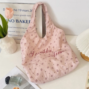 Detailaufnahme der rosa geblümten Canvas-Einkaufstasche mit Sorakaka Time-Schriftzug