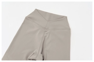 Detailansicht der High-Waist-V-Naht an erdbraunen, angerauten Yoga-Shorts für Damen