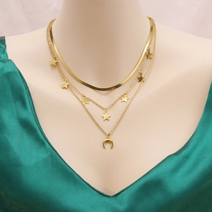 Collier doré à trois couches avec pendentif lune, étoiles et chaîne serpent élégante