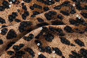 Gros plan sur un tissu à paillettes imprimé léopard avec détails brillants et texture