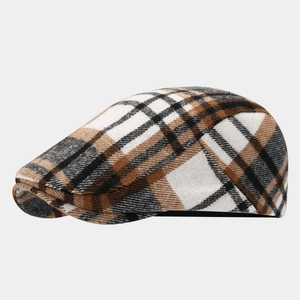 Vue détaillée du motif à carreaux marron et blanc classique sur la casquette vintage