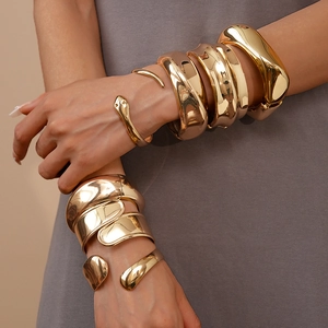 Set di bracciali aperti ovali irregolari dorati lucidi e bracciale a serpente