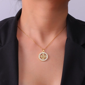 Collier Nœud de Sorcière doré avec pendentif cercle serti de zircons sur un mannequin