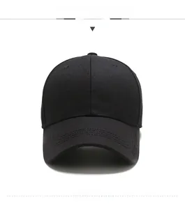 Dettaglio del cappellino da baseball nero con ricamo SPORT e cuciture rinforzate