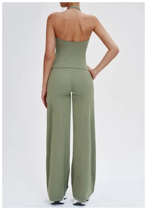 Detail view of the V-shaped back seam on high-waist olive green yoga pants for women