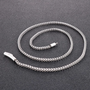 Détail d'une chaîne de quille en acier inoxydable argenté de 3mm avec fermoir magnétique