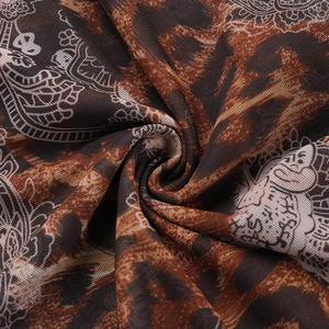 Gros plan détaillé de l'imprimé léopard et paisley sur un tissu en maille légère