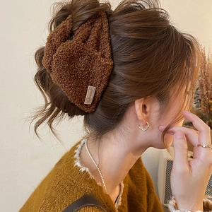 Eleganter dunkelbrauner Plüsch-Haarclip mit Schleife für Damen am Haarknoten