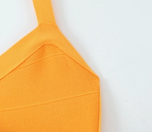 Détail de la robe en maille orange vif montrant les coutures du licou dos nu