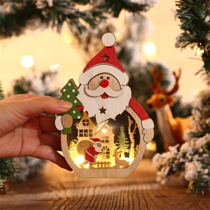 Détail de la décoration Père Noël en bois LED avec lumière chaude et silhouette découpée