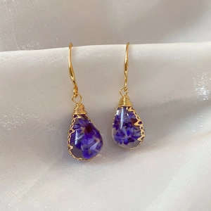 Handmade elegant teardrop earrings featuring purple dried flowers in resin with gold wire