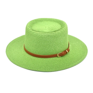 Eleganter hellgrüner Strohhut mit konkaver Oberseite und braunem Ledergürtel-Band