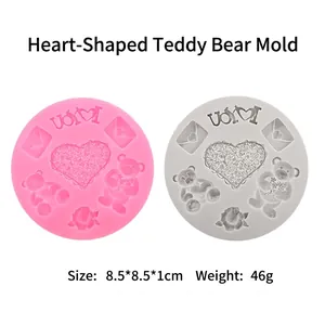 Dettaglio stampo in silicone con orsetto, cuori e motivi floreali per decorazione dolci