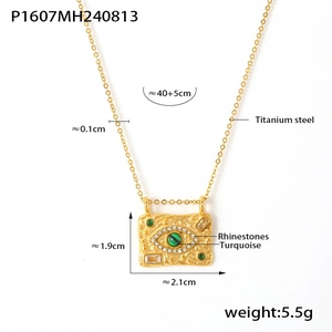 Detailansicht der goldfarbenen Titanstahlkette mit grünem Teufelsauge-Anhänger und Maßen