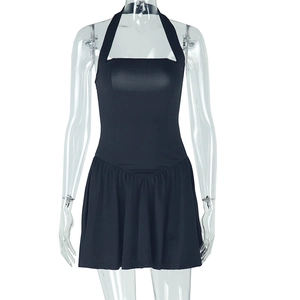 Détail d'une mini robe noire à licou avec dos nu et un design sans manches élégant