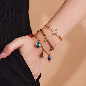 Goldenes mehrlagiges Armband-Set mit Meeres-Emaille-Anhängern und Sternanhängern