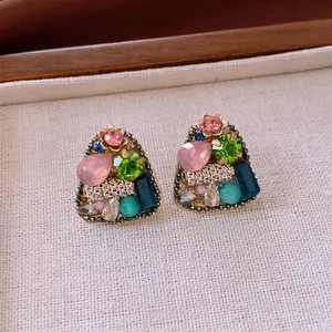 Boucles d'oreilles triangles vintage avec cristaux colorés et détails en métal doré