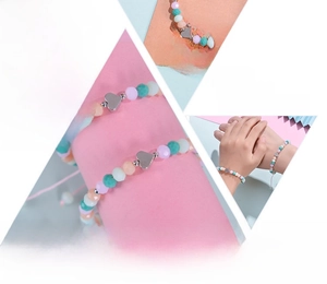 Détail de bracelets à perles et cœur colorés sur une carte cadeau pour la rentrée