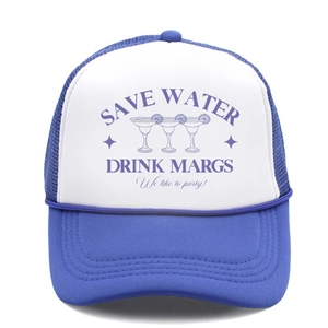 Vista dettagliata della stampa 'Save Water Drink Margs' sul cappellino trucker blu e bianco