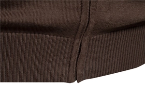 Gros plan du pull en maille marron foncé avec ourlet côtelé et texture de qualité
