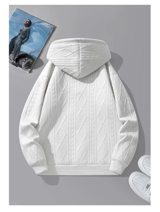 Detail eines weißen Kapuzenpullovers mit 3D-Jacquard-Prägung und gerippten Bündchen