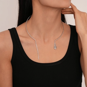 Collier serpent argenté exagéré pour femme avec strass étincelants et design de col ouvert