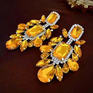 Orecchini barocchi con cristalli arancioni a forma di goccia e diamanti bianchi