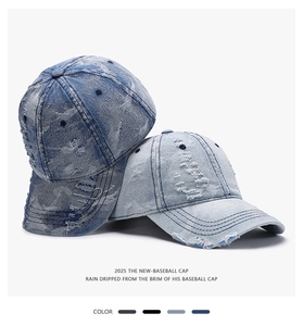 Detail von Baseballkappen aus Denim mit ausgefransten Kanten und Vintage-Struktur