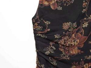 Detailansicht des Netzstoffs mit Blumendruck und seitlicher Raffung an einem Kleid