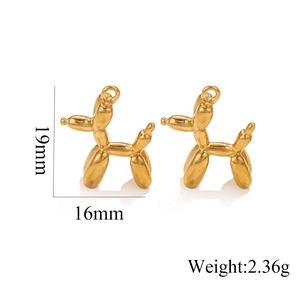 Detail of golden balloon dog pendant with 19x16mm size and 2.36g weight specs