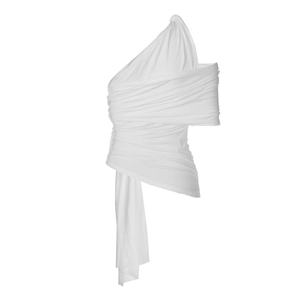 Détail du haut asymétrique blanc montrant des volants élégants et un design à une épaule