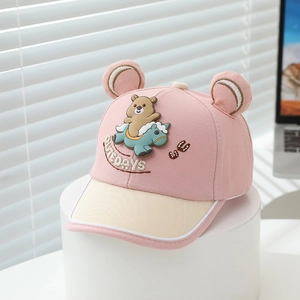 Détail de la broderie ours et des oreilles 3D sur une casquette enfant en coton
