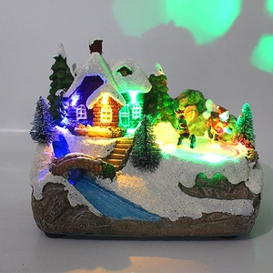Détail macro du village de Noël enneigé avec lumières LED et figurines de patinage