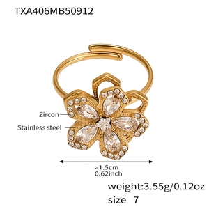 Dettaglio anello fiore girevole in oro 18K con zircone, larghezza 1,5 cm e misura 7