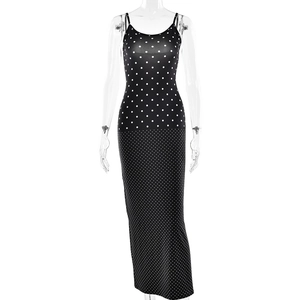 Elegantes schwarzes Bodycon-Midikleid mit weißen Punkten und schmalen Trägern