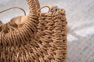 Makro-Detail der handgewebten Papierschnur-Tasche mit Spiralgeflecht und Kordelzug-Futter