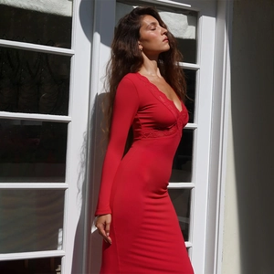 Gros plan sur une robe moulante rouge avec détails en dentelle sur le décolleté