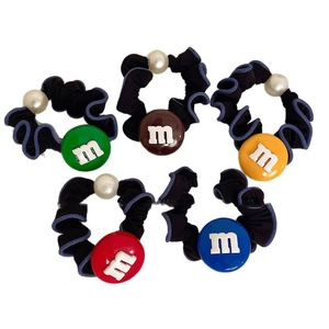 Lot de cinq chouchous en tissu avec perles et lettres m dans des couleurs variées