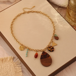 Collana vintage leopardata con catena dorata e ciondoli multimateriale sul display