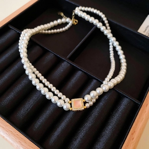 Collier de perles double épaisseur avec pendentif carré en nacre rose et écrin