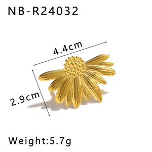 Dettaglio dell'anello a margherita dorato con misure di 4,4 cm per 2,9 cm